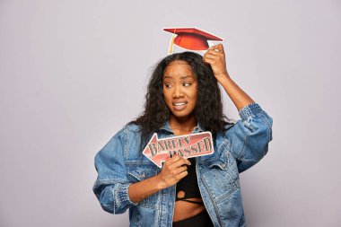 Kadın fotoğraf kulübesinde poz veriyor.