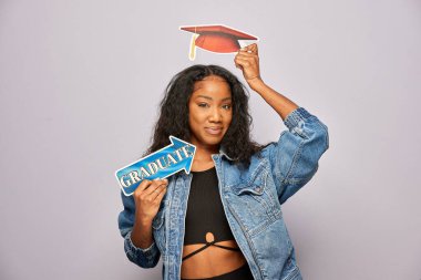 Kadın fotoğraf kulübesinde poz veriyor.