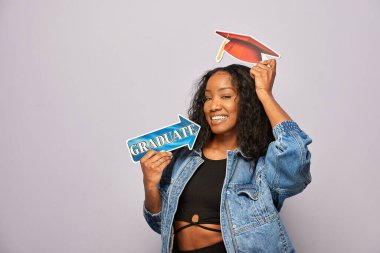 Kadın fotoğraf kulübesinde poz veriyor.