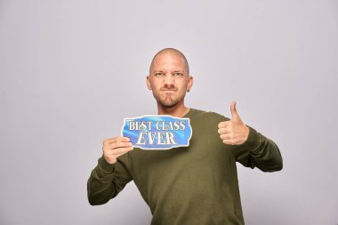 Erkek, fotoğraf kulübesinde poz veriyor.