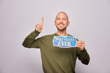 Erkek, fotoğraf kulübesinde poz veriyor.