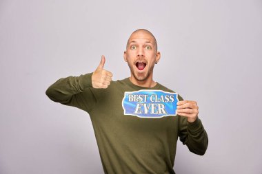 Erkek, fotoğraf kulübesinde poz veriyor.