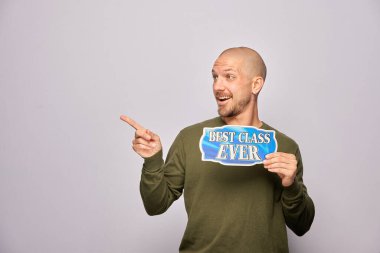 Erkek, fotoğraf kulübesinde poz veriyor.