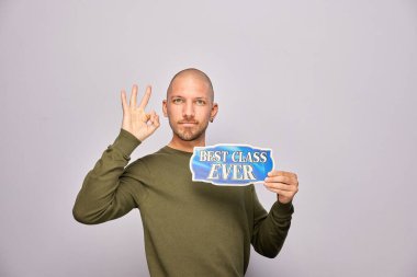 Erkek, fotoğraf kulübesinde poz veriyor.