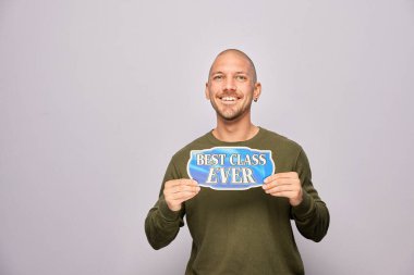 Erkek, fotoğraf kulübesinde poz veriyor.