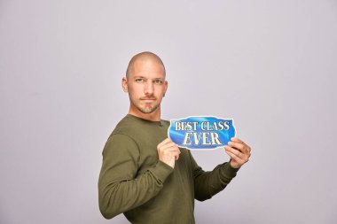 Erkek, fotoğraf kulübesinde poz veriyor.