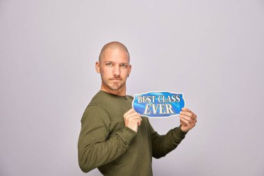 Erkek, fotoğraf kulübesinde poz veriyor.