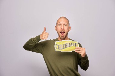 Erkek, fotoğraf kulübesinde poz veriyor.