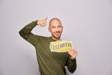 Erkek, fotoğraf kulübesinde poz veriyor.