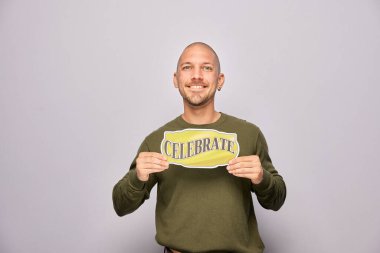 Erkek, fotoğraf kulübesinde poz veriyor.