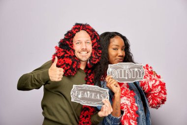 Kadın erkek fotoğraf kabini aksesuarlarıyla poz veriyor