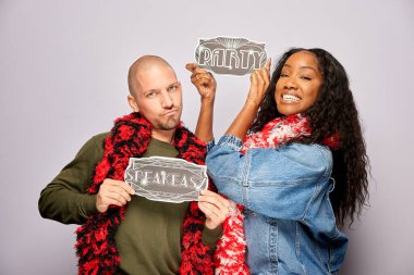 Kadın erkek fotoğraf kabini aksesuarlarıyla poz veriyor