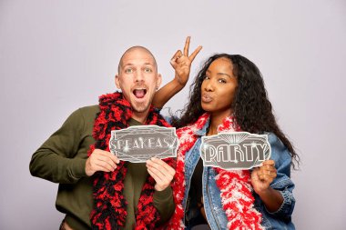 Kadın erkek fotoğraf kabini aksesuarlarıyla poz veriyor