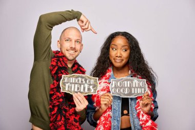 Kadın erkek fotoğraf kabini aksesuarlarıyla poz veriyor