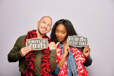 Kadın erkek fotoğraf kabini aksesuarlarıyla poz veriyor