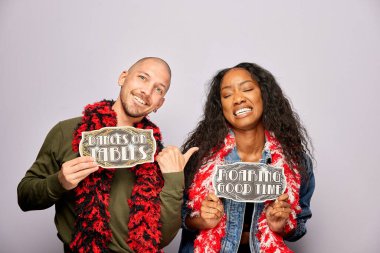 Kadın erkek fotoğraf kabini aksesuarlarıyla poz veriyor