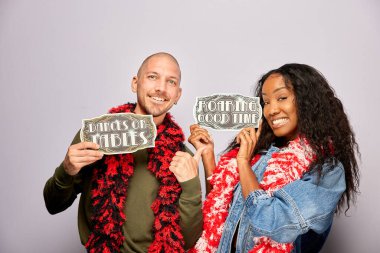 Kadın erkek fotoğraf kabini aksesuarlarıyla poz veriyor