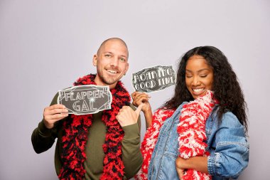 Kadın erkek fotoğraf kabini aksesuarlarıyla poz veriyor