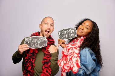 Kadın erkek fotoğraf kabini aksesuarlarıyla poz veriyor