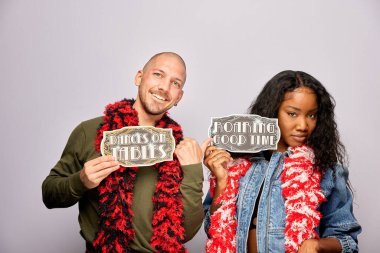 Kadın erkek fotoğraf kabini aksesuarlarıyla poz veriyor