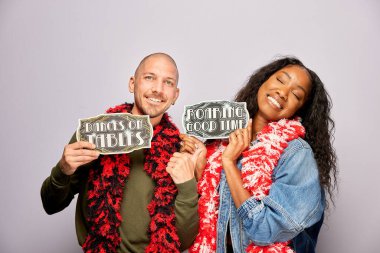 Kadın erkek fotoğraf kabini aksesuarlarıyla poz veriyor