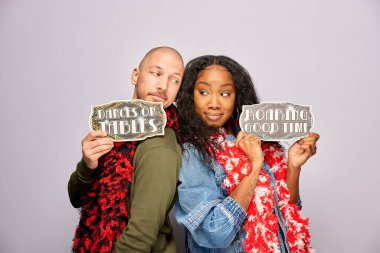 Kadın erkek fotoğraf kabini aksesuarlarıyla poz veriyor