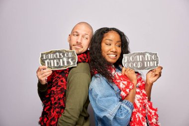 Kadın erkek fotoğraf kabini aksesuarlarıyla poz veriyor