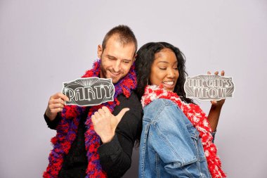 Kadın erkek fotoğraf kabini aksesuarlarıyla poz veriyor