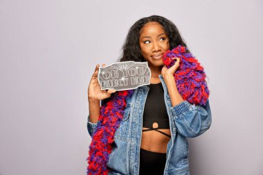 Kadın fotoğraf kulübesinde poz veriyor.