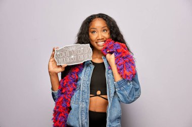 Kadın fotoğraf kulübesinde poz veriyor.