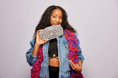 Kadın fotoğraf kulübesinde poz veriyor.