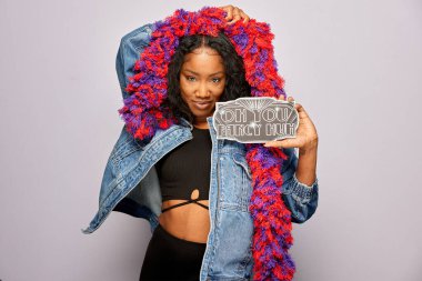 Kadın fotoğraf kulübesinde poz veriyor.