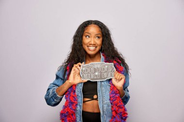 Kadın fotoğraf kulübesinde poz veriyor.