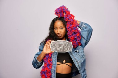 Kadın fotoğraf kulübesinde poz veriyor.