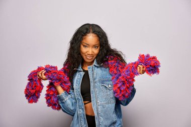 Kadın fotoğraf kulübesinde poz veriyor.