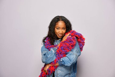 Kadın fotoğraf kulübesinde poz veriyor.