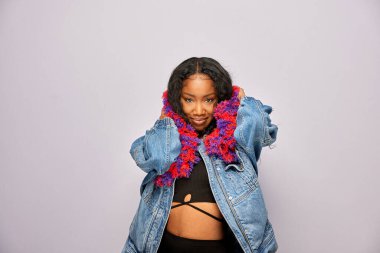 Erkek, fotoğraf kulübesinde poz veriyor.