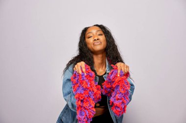 Erkek, fotoğraf kulübesinde poz veriyor.