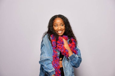 Erkek, fotoğraf kulübesinde poz veriyor.