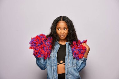 Erkek, fotoğraf kulübesinde poz veriyor.