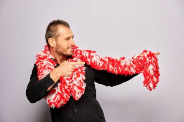 Erkek, fotoğraf kulübesinde poz veriyor.