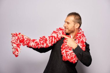 Erkek, fotoğraf kulübesinde poz veriyor.