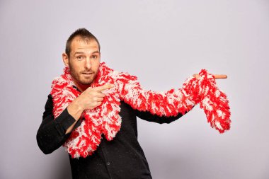 Erkek, fotoğraf kulübesinde poz veriyor.