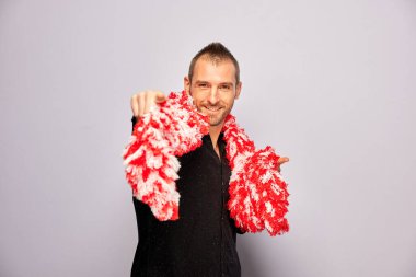 Erkek, fotoğraf kulübesinde poz veriyor.