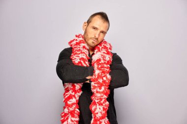 Erkek, fotoğraf kulübesinde poz veriyor.