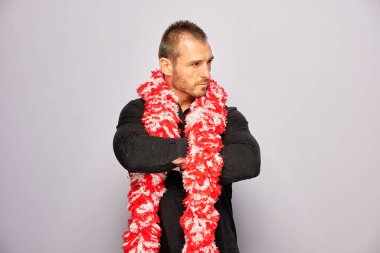 Erkek, fotoğraf kulübesinde poz veriyor.