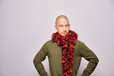 Erkek, fotoğraf kulübesinde poz veriyor.