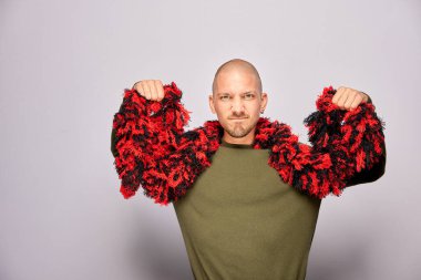 Erkek, fotoğraf kulübesinde poz veriyor.