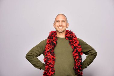 Erkek, fotoğraf kulübesinde poz veriyor.