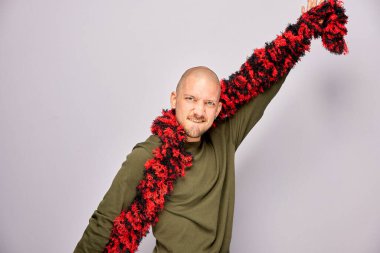 Erkek, fotoğraf kulübesinde poz veriyor.